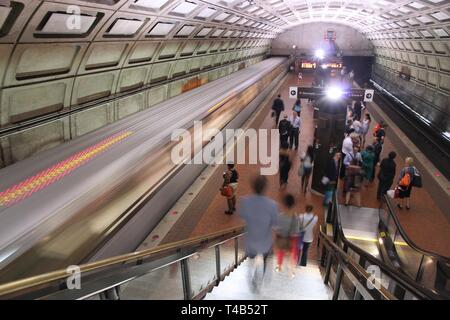 WASHINGTON, USA - Juni 12, 2013: die Menschen für die U-Bahn in Washington warten. Mit 212 Millionen an jährlichen Fahrten in 2012 Washington Metro ist die 3 verkehrsreichsten Stockfoto