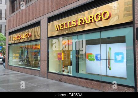 NEW YORK, USA - 10. JUNI 2013: Menschen laufen durch Wells Fargo Bank Niederlassung in New York. Wells Fargo wurde der 23 größten Unternehmen in den Vereinigten Staaten im 20. Stockfoto