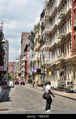 NEW YORK, USA - Juli 5, 2013: die Menschen besuchen Greene Street in SoHo. New York City ist, besucht von 56 Millionen jährlichen Besuchern (2014). 20 Millionen Menschen liv Stockfoto