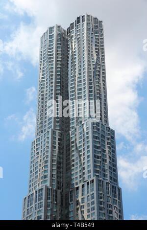 NEW YORK, USA - Juli 5, 2013: 8 Fichte Straße Wolkenkratzer (alias Beekman Tower) in New York. Das Gebäude von 265 m ist der 12. höchste Wohnhaus towe Stockfoto