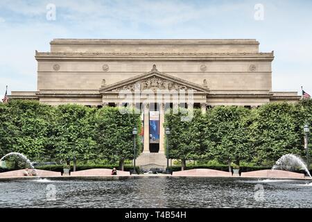 WASHINGTON, USA - 13. Juni, 2013: Menschen Ruhe vor der Archive der Vereinigten Staaten in Washington, DC. National Archives und Aufzeichnungen Administrat Stockfoto