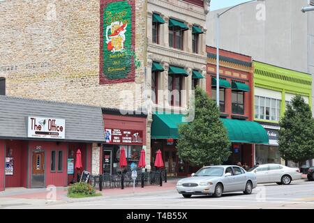 TOPEKA, USA - 25. JUNI 2013: die Menschen besuchen Downtown Topeka, Kansas, United States. Topeka ist die Hauptstadt des US-Bundesstaates Kansas und ist das 4. Große Stockfoto