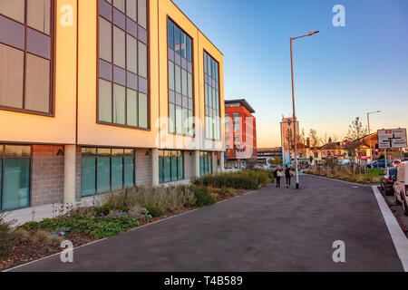 Neue Entwicklungen in der Ashford Stadtzentrum in Kent, einschließlich der Büros und der Hochschule in warmes Abendlicht, Großbritannien Stockfoto