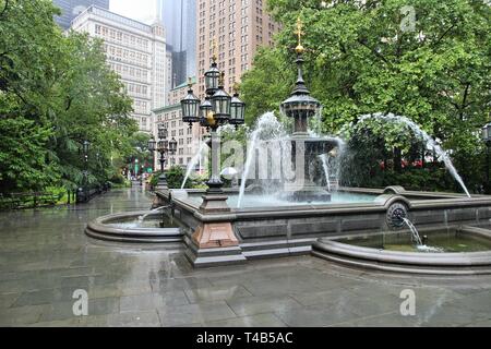 New York City, Vereinigte Staaten - Bänke und Brunnen im City Hall Park. Stockfoto