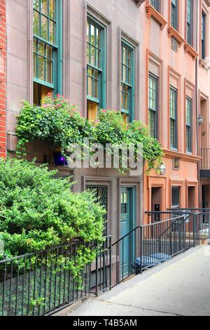 New York brownstone Häuser - alte Stadthäuser in Lenox Hill, Upper East Side in Manhattan. Stockfoto