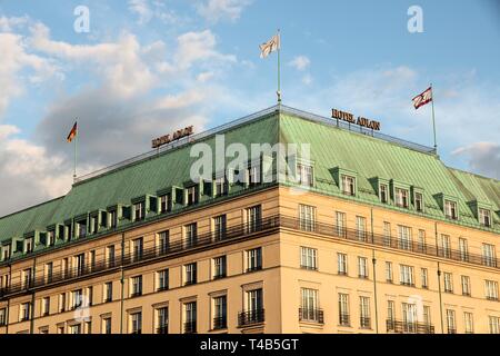 BERLIN, DEUTSCHLAND - 27. AUGUST 2014: Hotel Adlon Kempinski Unter den Linden Straße, Berlin. Berühmte hotel Ursprünglich geöffnet im Jahre 1907. Stockfoto