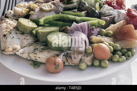 Fleisch, Fisch und verschiedene Gemüsegarnitur auf einem Teller. Stockfoto