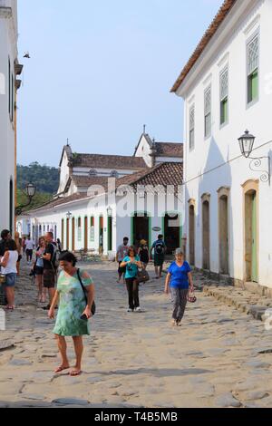 PARATY, Brasilien - 14. OKTOBER 2014: Menschen gehen in der Altstadt von Paraty (Bundesstaat Rio de Janeiro). Die koloniale Stadt reicht bis ins Jahr 1667 zurück und ist Consid Stockfoto