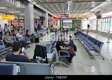 SAO PAULO, Brasilien - 12. OKTOBER 2014: die Menschen warten am Flughafen Guarulhos in Sao Paulo. Der Flughafen 39,5 Millionen Passagiere im Jahr 2014. Stockfoto