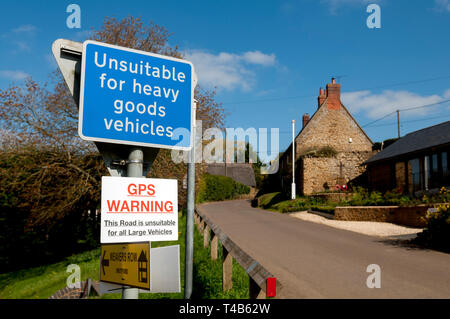 GPS-Warnschild, Shutford, Oxfordshire, England, Großbritannien Stockfoto