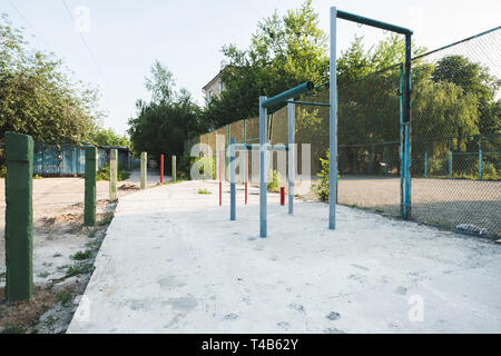 Kinderspielplatz mit Schaukeln im Hof des Wohnungsbaus in der Stadt Kiew, Ukraine Stockfoto