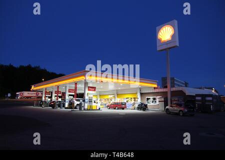 SANDEFJORD, Norwegen - 2 August, 2015: die Menschen ihre Autos Füllen auf die Shell-tankstelle in Sandefjord, Norwegen. Royal Dutch Shell ist die 6. größte Unternehmen i Stockfoto