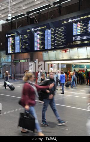 OSLO, Norwegen - 2. AUGUST 2015: Passagiere eilig am Hauptbahnhof von Oslo in Norwegen. Die Station dient 150.000 Fahrgäste täglich. Stockfoto