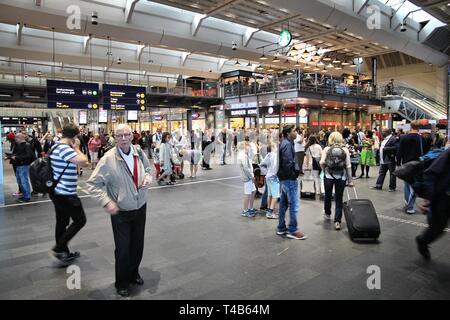 OSLO, Norwegen - 2. AUGUST 2015: Passagiere eilig am Hauptbahnhof von Oslo in Norwegen. Die Station dient 150.000 Fahrgäste täglich. Stockfoto