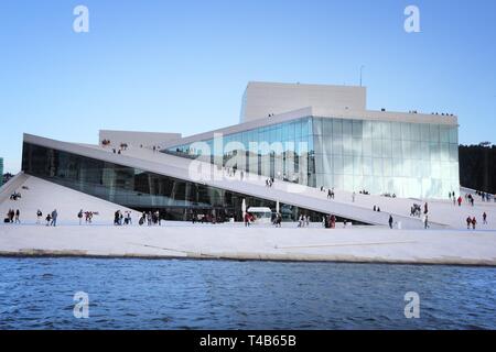 OSLO, Norwegen - 2 August, 2015: die Menschen besuchen Sie die Oper Oslo in Norwegen. Das Gebäude entworfen durch das norwegische Studio Snohetta erhielt Mies van der Rohe Award 2009. Stockfoto