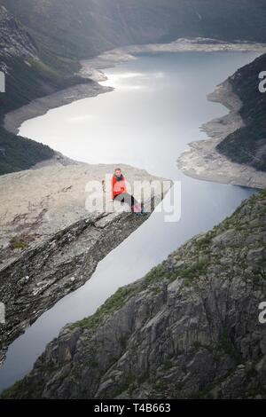 TROLLTUNGA, Norwegen - 16. JULI 2015: Touristische Besuche Troll's Zunge (trolltunga) Rock in Hordaland County, Norwegen. Die 22 km Strecke zu Trolltunga wird unter Stockfoto