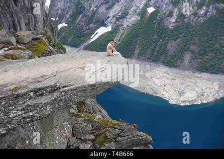 TROLLTUNGA, Norwegen - 16. JULI 2015: Touristische Besuche Troll's Zunge (trolltunga) Rock in Hordaland County, Norwegen. Die 22 km Strecke zu Trolltunga wird unter Stockfoto