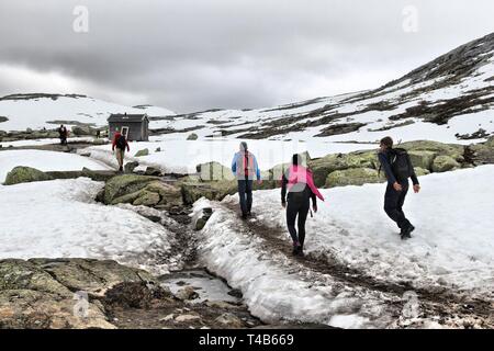 TROLLTUNGA, Norwegen - 16. JULI 2015: Menschen gehen der Weg nach Troll's Zunge (trolltunga) Rock in Hordaland County, Norwegen. Die 22 km Strecke Trolltung Stockfoto