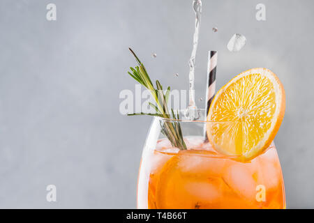 Klassische italienische Aperol Spritz cocktail Wein Glas auf Licht. Close Up. Stockfoto