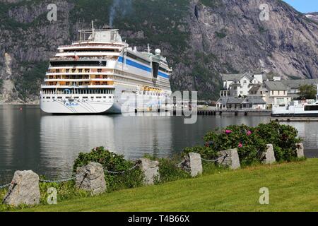 EIDFJORD, Norwegen - 17. JULI 2015: AIDAsol Kreuzfahrtschiff in Norwegen. AIDA sol wurde von Meier Werft im Jahr 2011 gebaut. Es kann 2.174 Passagiere befördern. Stockfoto