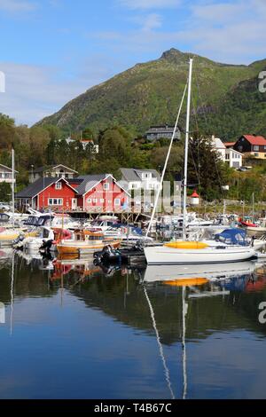 SVOLVAER, Norwegen - 26. JULI 2015: Svolvaer Fischerdorf in Lofoten Inseln, Norwegen. Ausländische Touristen haben etwa 5 Millionen Übernachtungen in Norwegen Stockfoto