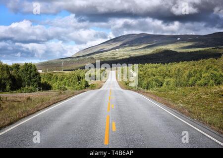 Norwegen - Straße in Dovrefjell-Sunndalsfjella Nationalpark. Stockfoto