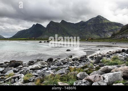 Skagsanden Strand Landschaft bei Regenwetter. Lofoten, Norwegen. Stockfoto