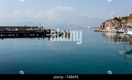 Antalya, Türkei - Februar 22, 2019: Zwei Fischer in der Nähe des Leuchtturm im Hafen in der Altstadt Kaleici in Antalya. Stockfoto