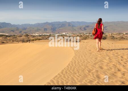 Weibliche Touristen Gran Canaria Dünen - Maspalomas Wüstenlandschaft. Stockfoto