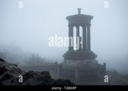 Dugald Stewart Denkmal auf dem Calton Hill, Edinburgh, bei Nebel. Stockfoto