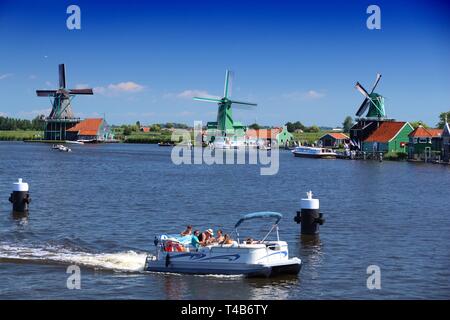 ZAANSE SCHANS, Niederlande - Juli 9, 2017: die Menschen besuchen Zaanse Schans restaurierte Dorf in den Niederlanden. Die beliebte Touristenattraktion hatte 1,6 Mill Stockfoto