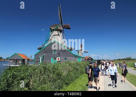 ZAANSE SCHANS, Niederlande - Juli 9, 2017: die Menschen besuchen Zaanse Schans restaurierte Dorf in den Niederlanden. Die beliebte Touristenattraktion hatte 1,6 Mill Stockfoto