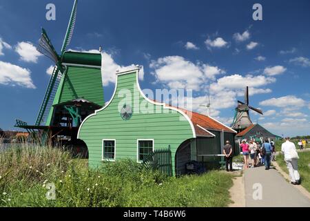 ZAANSE SCHANS, Niederlande - Juli 9, 2017: die Menschen besuchen Zaanse Schans restaurierte Dorf in den Niederlanden. Die beliebte Touristenattraktion hatte 1,6 Mill Stockfoto
