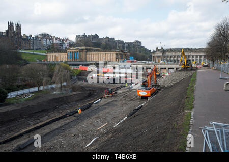 Edinburgh, Großbritannien. 9. April 2019. Schweren arbeiten Fortschritte im Osten die Princes Street Gardens. Das Projekt umfasst eine neue Weg, neue Landschaftsgestaltung und w Stockfoto