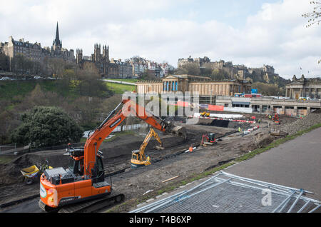 Edinburgh, Großbritannien. 9. April 2019. Schweren arbeiten Fortschritte im Osten die Princes Street Gardens. Das Projekt umfasst eine neue Weg, neue Landschaftsgestaltung und w Stockfoto