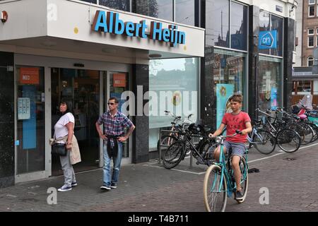 AMSTERDAM, NIEDERLANDE, 8. Juli 2017: Kunden besuchen Albert Heijn Supermarkt in Amsterdam. Der Umsatz der Supermärkte in Niederlande ist gewachsen Stockfoto