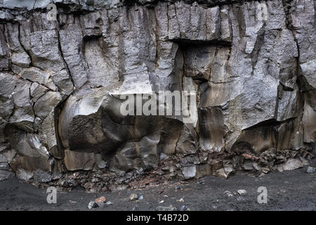 Auf der Halbinsel Reykjanes, SW-Island. Basalt Felswand in die Kluft zwischen der Eurasischen und der Amerikanischen Kontinentalplatte Stockfoto