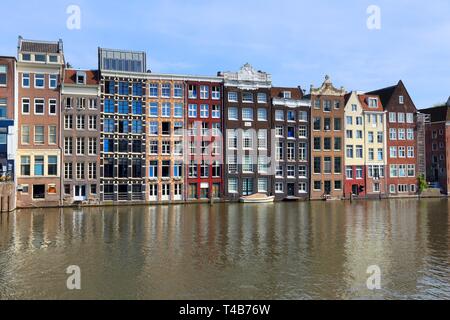 Blick auf den Kanal - Amsterdam Damrak canal Waterfront in De Wallen. Stockfoto