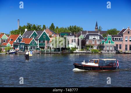 Zaandijk, Niederlande. Malerische Dutch Village View mit Fluss Zaan. Stockfoto