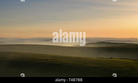 England, Northumberland, Northumberland National Park. Rauch aus einem nahe gelegenen wilden Feuer auf der Otterburn reicht versenkt den Cheviot Hills. Stockfoto