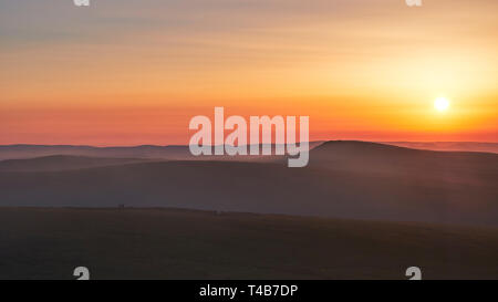 England, Northumberland, Northumberland National Park. Rauch aus einem nahe gelegenen wilden Feuer auf der Otterburn reicht versenkt den Cheviot Hills. Stockfoto