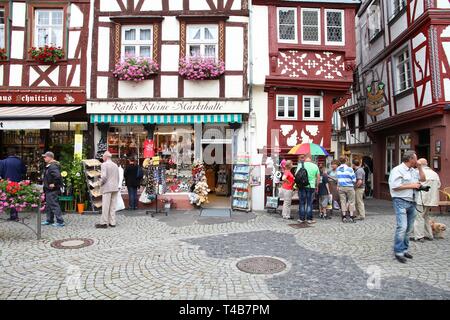 BERNKASTEL, Deutschland - Juli 19: Touristen bummeln am 19. Juli 2011 in Bernkastel-Kues, Deutschland. Nach seinem Amt für Tourismus, die Stadt wird jährlich Vis Stockfoto