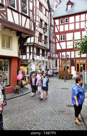 BERNKASTEL, Deutschland - Juli 19: Touristen bummeln am 19. Juli 2011 in Bernkastel-Kues, Deutschland. Nach seinem Amt für Tourismus, die Stadt wird jährlich Vis Stockfoto