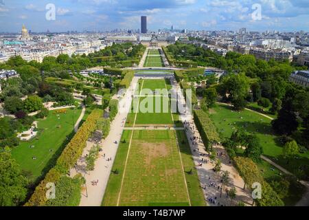 Paris, Frankreich - Stadtbild mit Marsfeld Gärten und Montparnasse Wolkenkratzer. UNESCO-Weltkulturerbe. Stockfoto