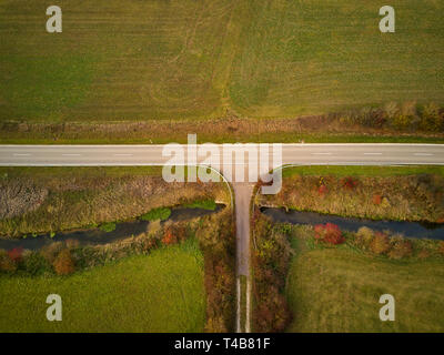 Straße im Land mit T-Kreuzung und Brücke von oben Stockfoto