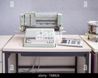 TERRASSA, SPANIEN - 19. MÄRZ 2019: Personal Computer der 70er Faktor Q im Nationalen Museum für Wissenschaft und Technologie von Katalonien Stockfoto