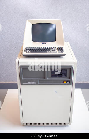 TERRASSA, SPANIEN - 19. März, 2019: 1980 Computer terminal Maps televideo Modell 910 im Nationalen Museum für Wissenschaft und Technologie von Katalonien Stockfoto