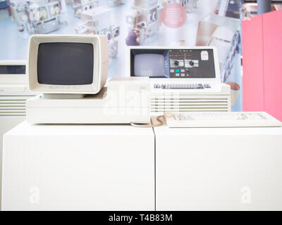 TERRASSA, SPANIEN - 19. MÄRZ 2019 - 1978 IBM 4399 Modell 2 Display Station im Nationalen Museum für Wissenschaft und Technologie von Katalonien Stockfoto