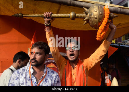 Kolkata, Indien. 14 Apr, 2019. Hinduistischen Mann shout Slogan, der bei einem religiösen Prozession anlässlich der Ram Navami Festival. Credit: Saikat Paul/Pacific Press/Alamy leben Nachrichten Stockfoto