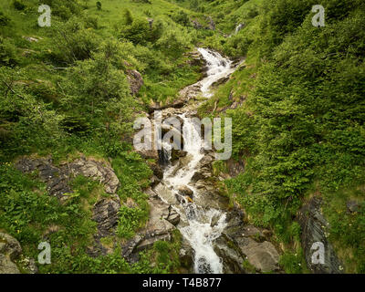 Fließendes Wasser im Bach mit Wasserfall in den Bergen der Pyrenäen im Sommer Stockfoto
